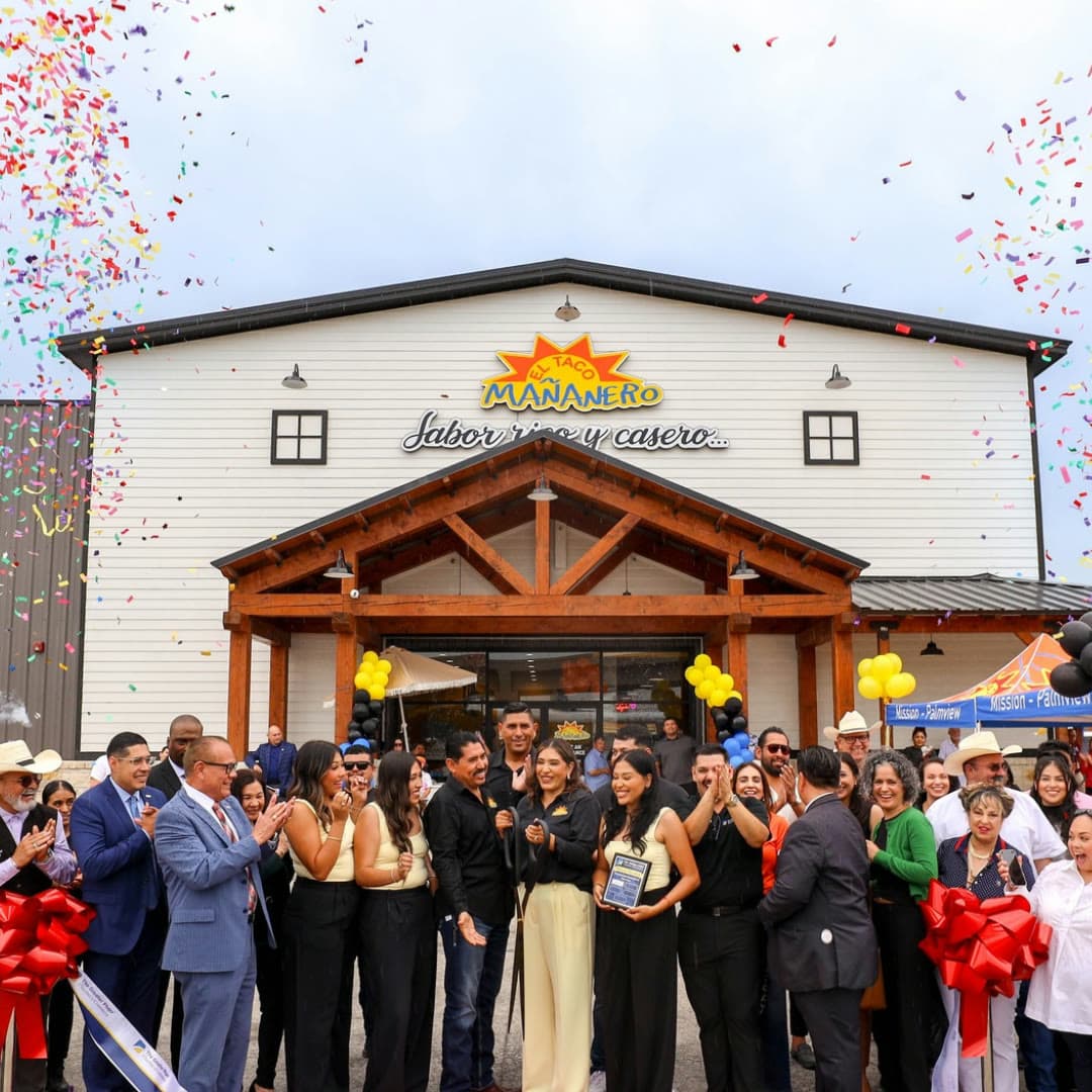 Inauguración de El Taco Mañanero — equipo cortando el listón